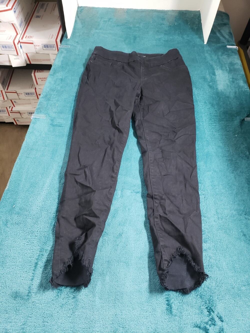 Chicos Jeans Size 1 US Size 8 Women Black Pants Stretch Pull On Fray Hem Jegging